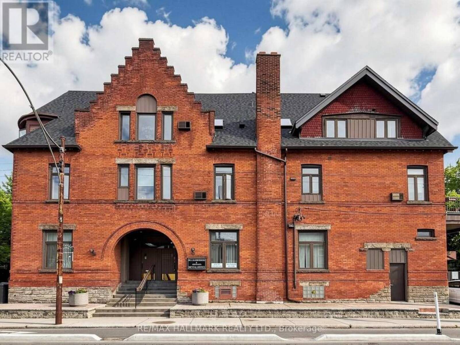 458 MARKHAM STREET, Toronto, Ontario M6G 2L2