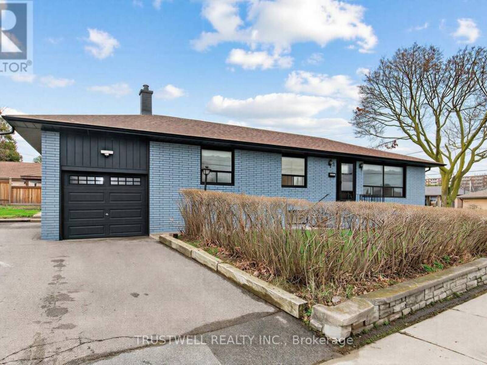 2 DEL RIA DRIVE, Toronto, Ontario M6L 1M1