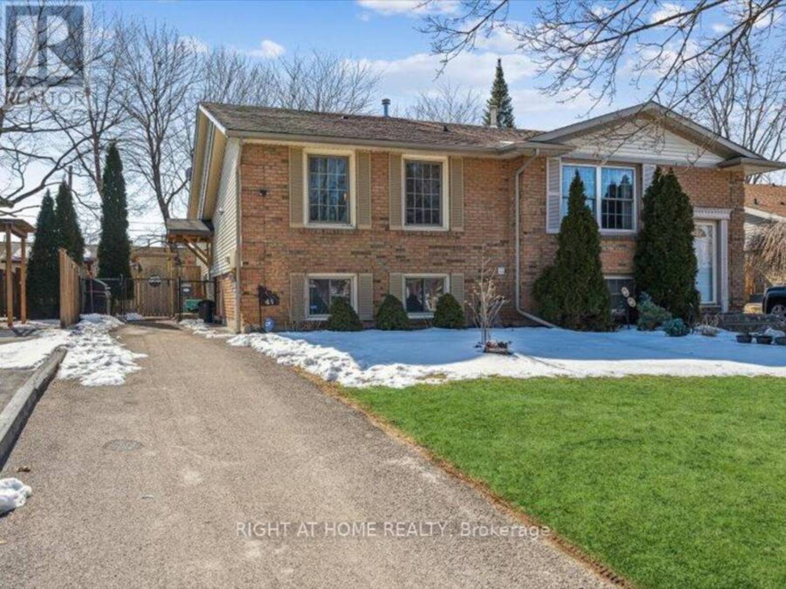 4 1/2 LEASIDE DRIVE, St. Catharines, Ontario L2M 4G5