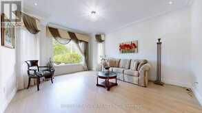 18 MARINUCCI COURT | Richmond Hill Ontario | Slide Image Three