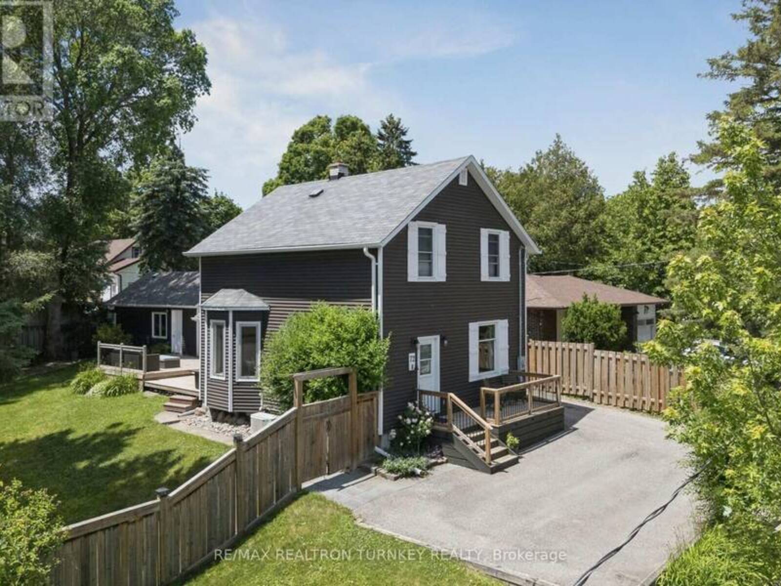 72 VINCENT STREET, Newmarket, Ontario L3Y 4G5