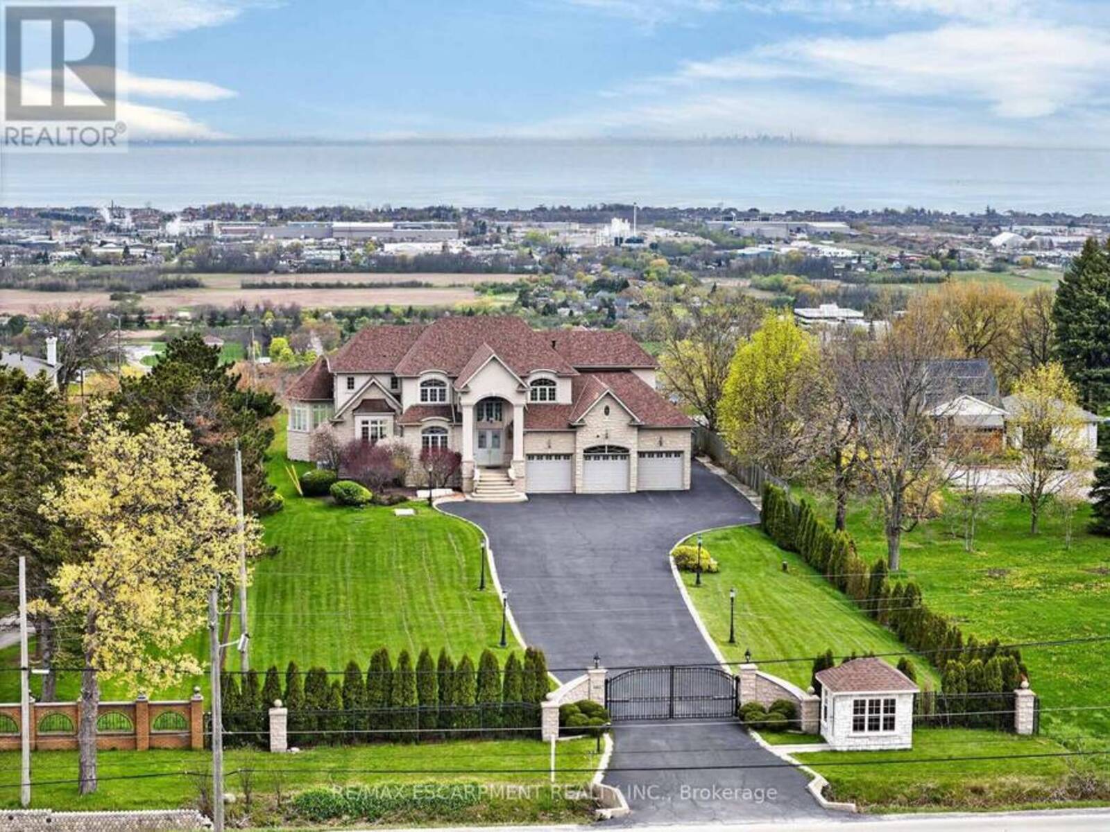 803 RIDGE ROAD, Hamilton, Ontario L8J 2Y3