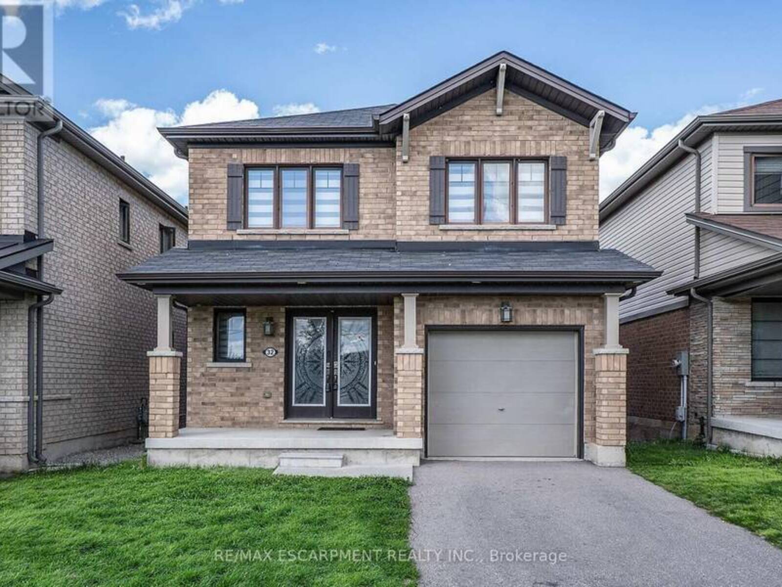 32 HEDGES CRESCENT, Hamilton, Ontario L8J 1X5