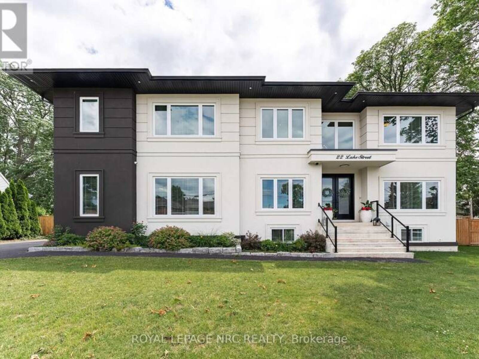 22 LAKE STREET, Grimsby, Ontario L3M 2G7