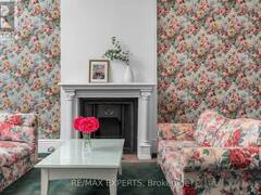 382 BATHURST STREET Toronto Ontario, M5T 2S6