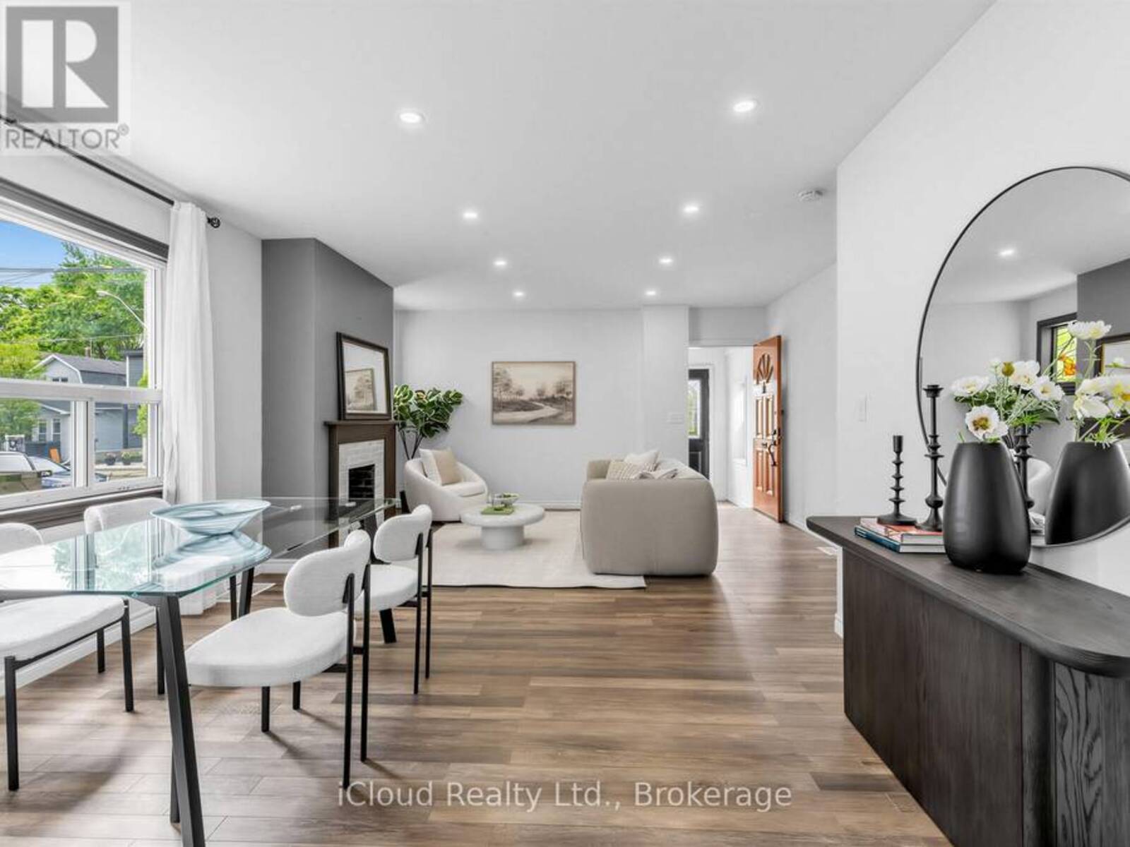 1303 WOODBINE AVENUE, Toronto, Ontario M4C 4E8