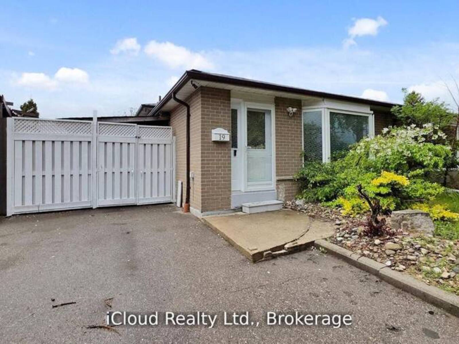 19 FLAMINGO CRESCENT, Brampton, Ontario L6T 2G4