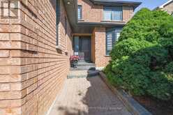 2029 KEMPTON PARK DRIVE | Mississauga Ontario | Slide Image Four