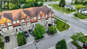 211 APPLETON COURT | Newmarket Ontario | Slide Image Three
