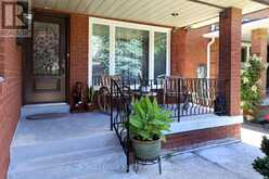 1086 HEDGE DRIVE | Mississauga Ontario | Slide Image Three