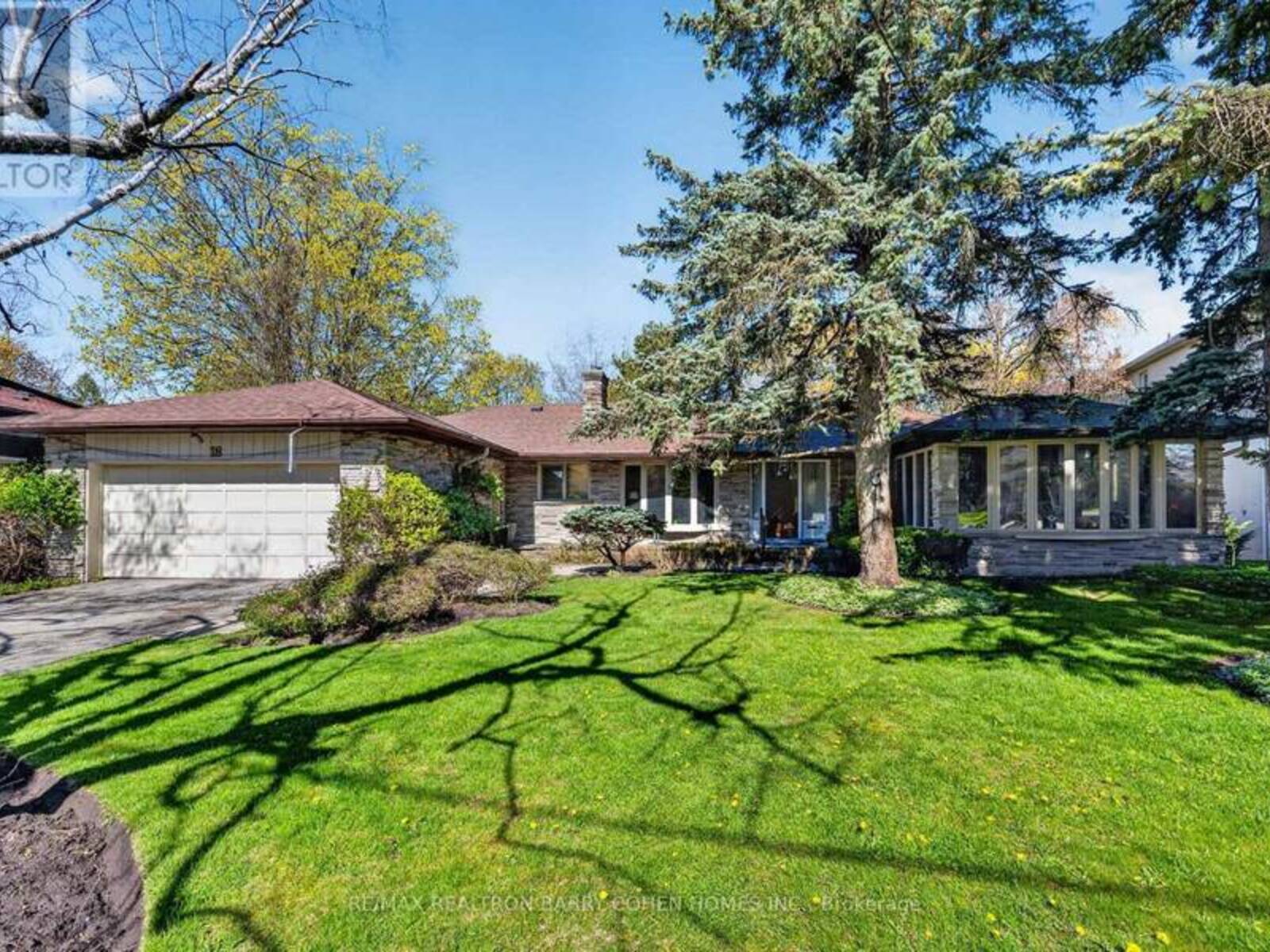 18 BRIAN CLIFF DRIVE, Toronto, Ontario M3B 2G2