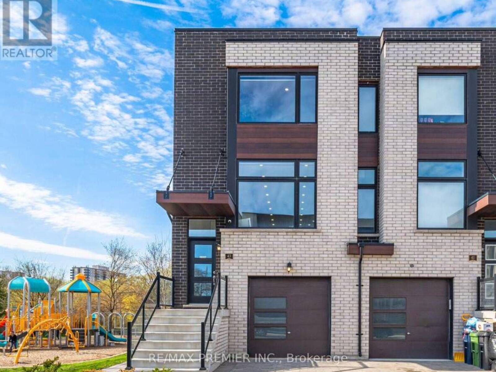 43 WILD ROSE GARDENS, Toronto, Ontario M6L 0A5