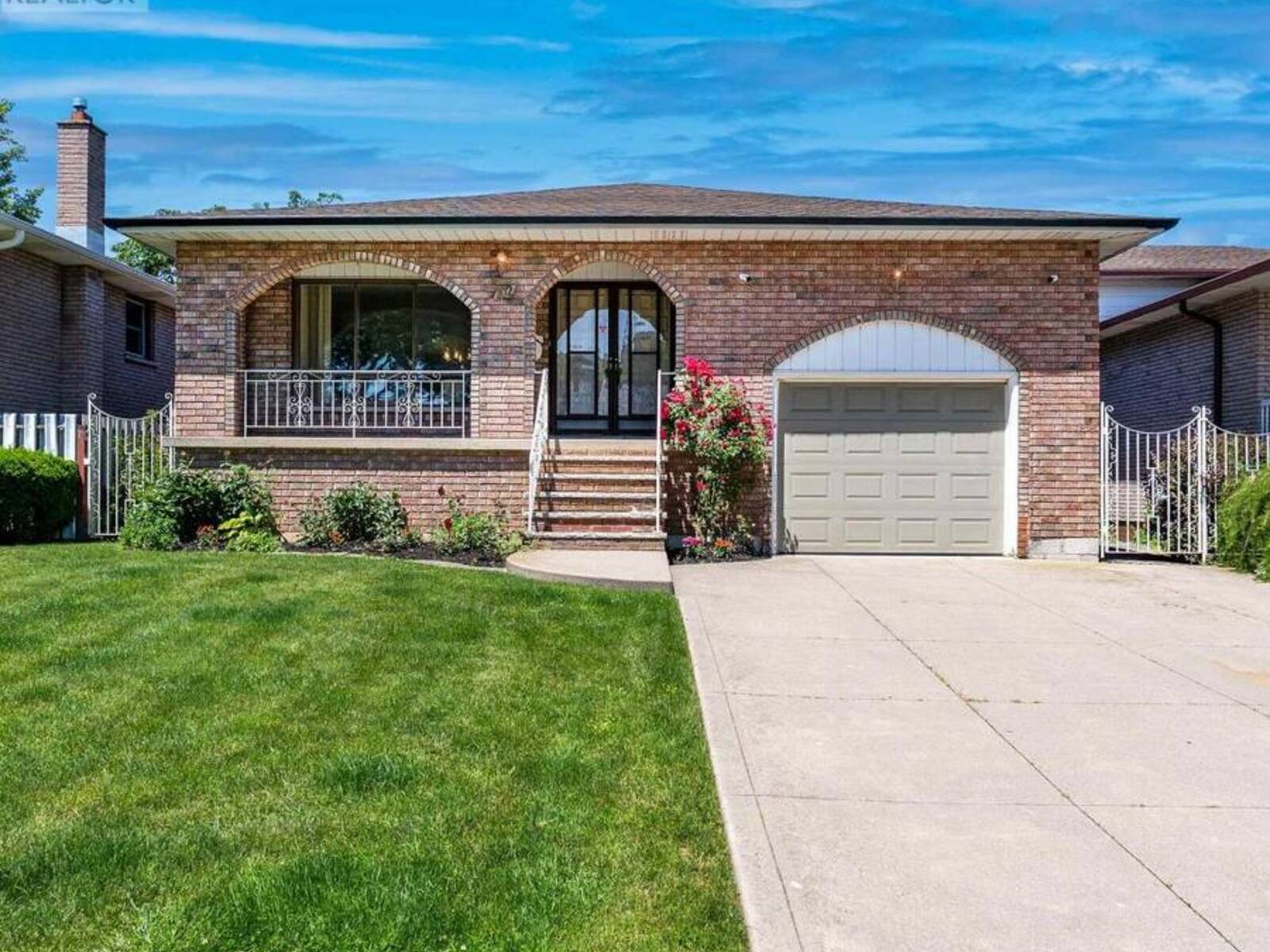102 MARKSON CRESCENT, Hamilton, Ontario L8T 4W4