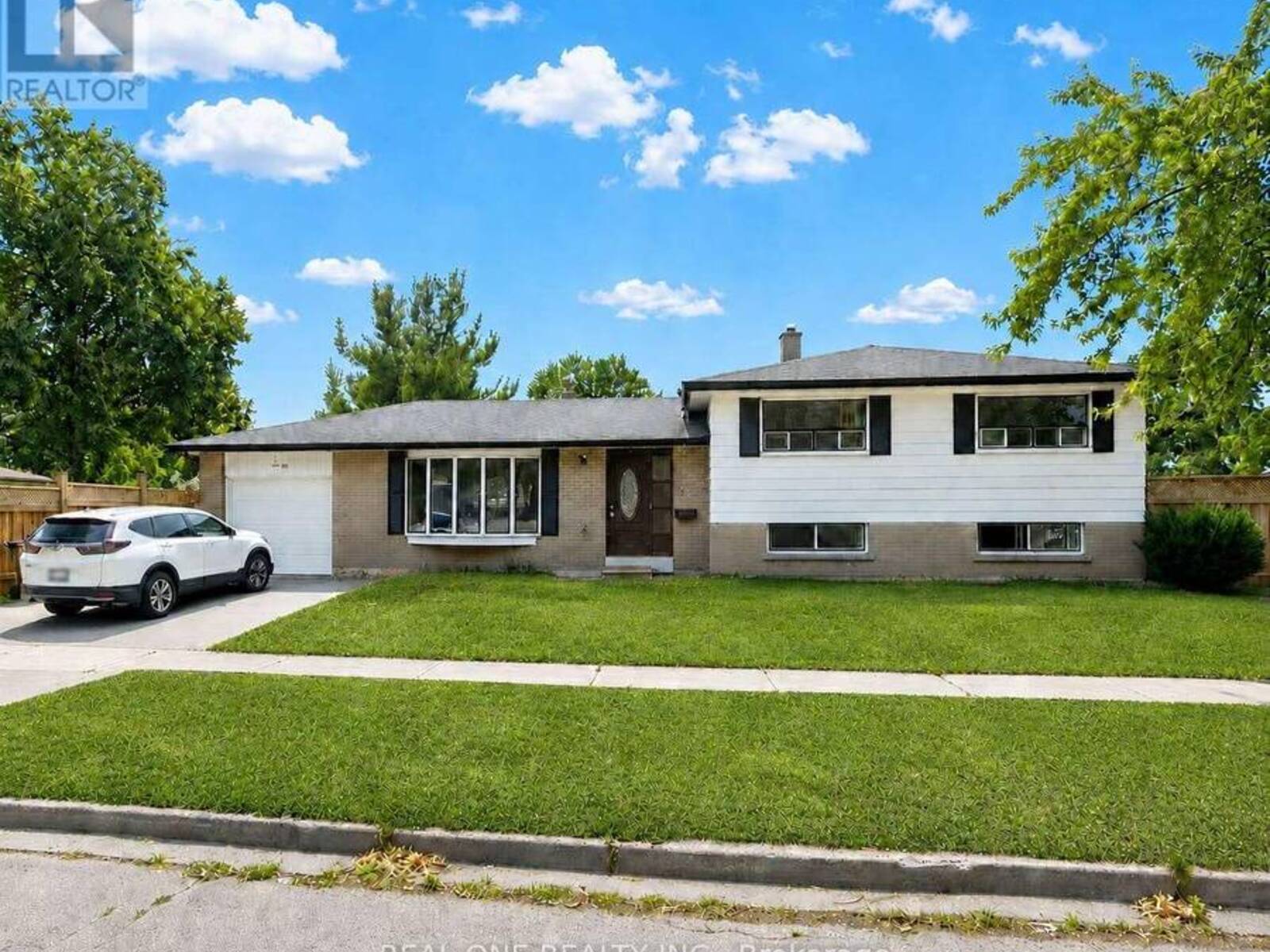 1 GROVENEST DRIVE, Toronto, Ontario M1E 4J2