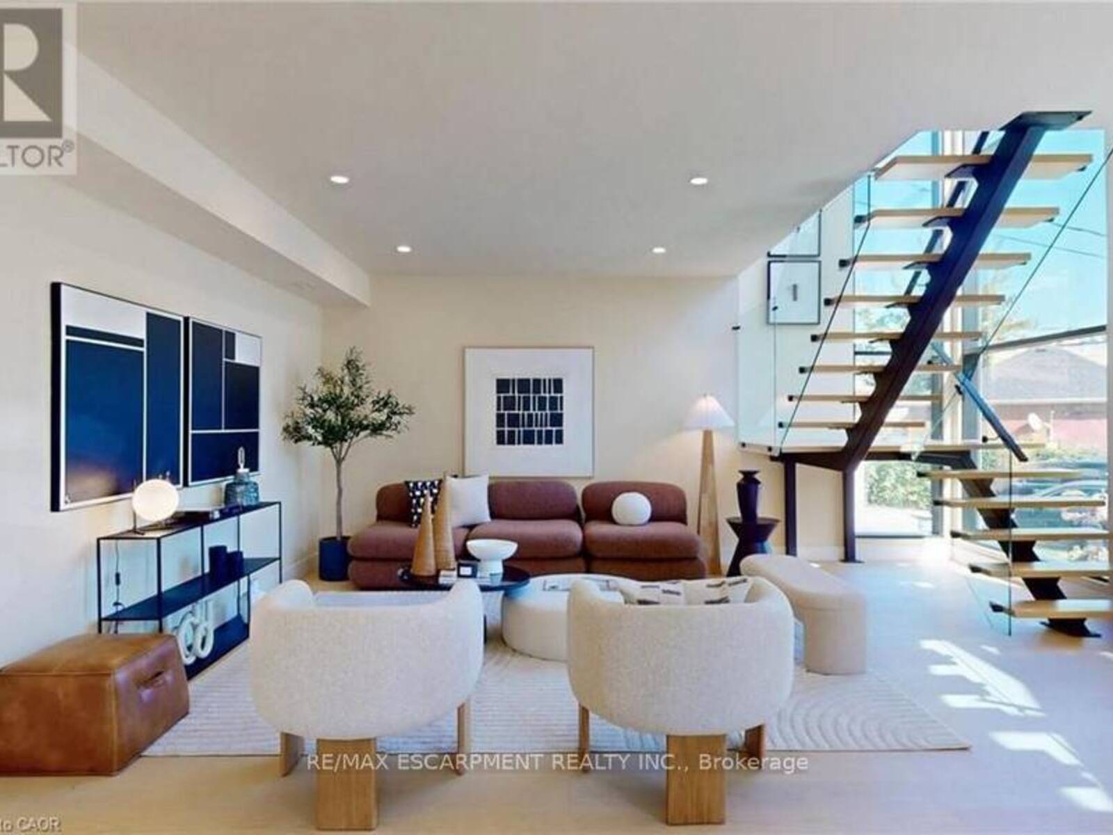 28 DUNSMORE GARDENS, Toronto, Ontario M3H 3M2