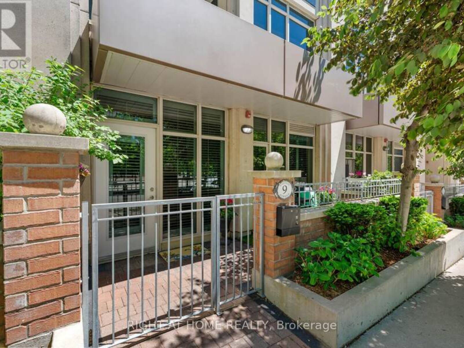9 BASTION STREET, Toronto, Ontario M5V 1A4