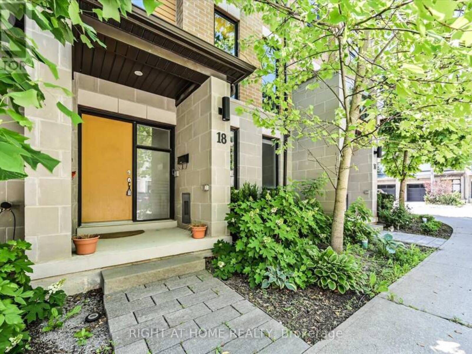 18 KENNETH WOOD CRESCENT, Toronto, Ontario M2N 0K3