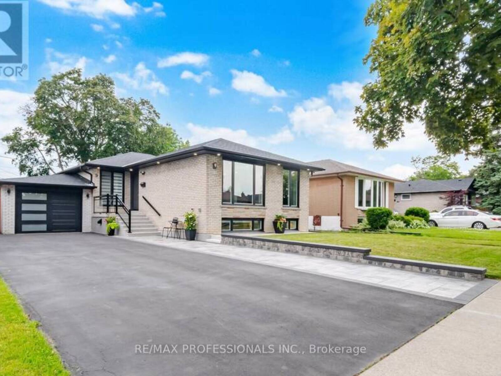 9 TYNEVALE DRIVE, Toronto, Ontario M9R 2B3