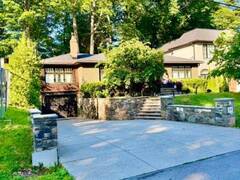 89 HOLYROOD AVENUE Oakville Ontario, L6K 2V4