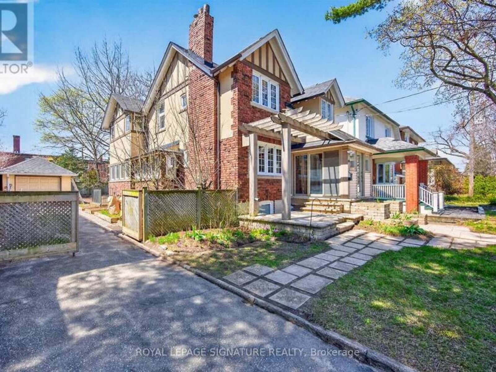 426 ARMADALE AVENUE, Toronto, Ontario M6S 3X8