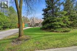 15 TREEGROVE CIRCLE | Aurora Ontario | Slide Image Four