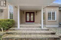 15 TREEGROVE CIRCLE | Aurora Ontario | Slide Image Five