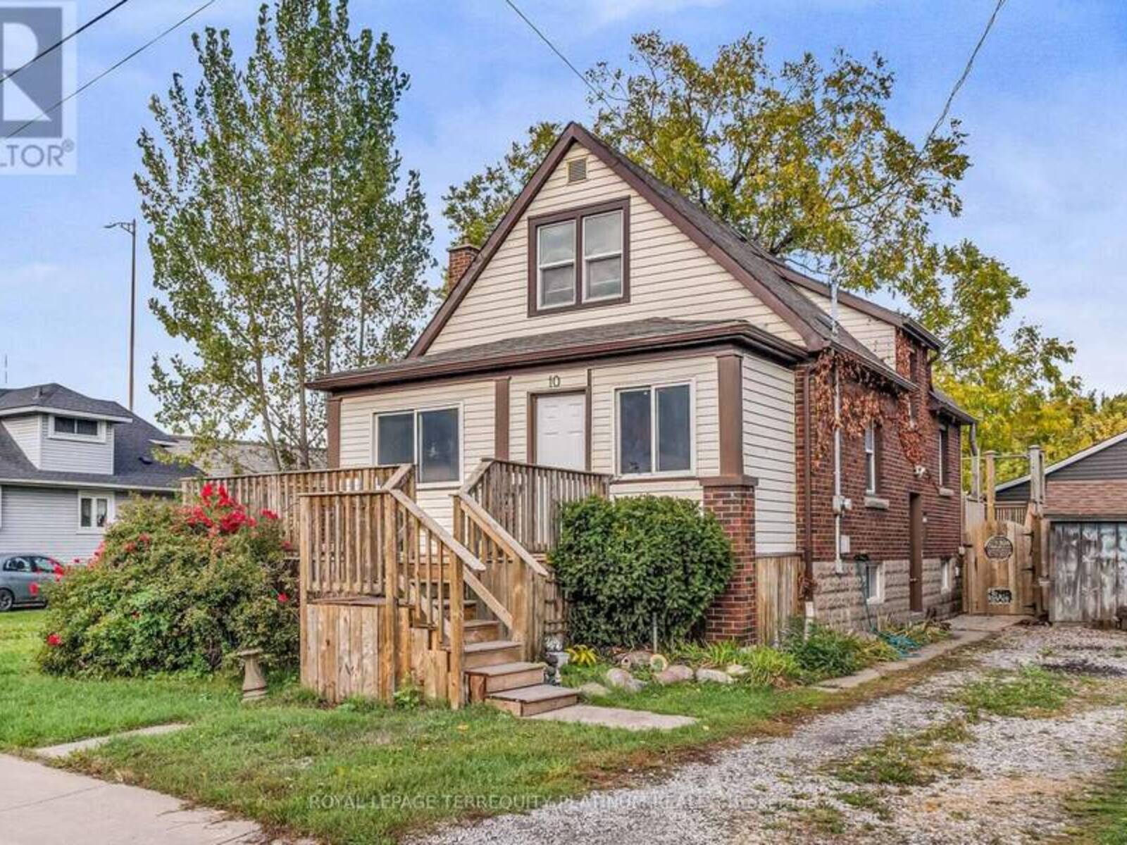 10 LOCARNO AVENUE, Hamilton, Ontario L8H 7H3