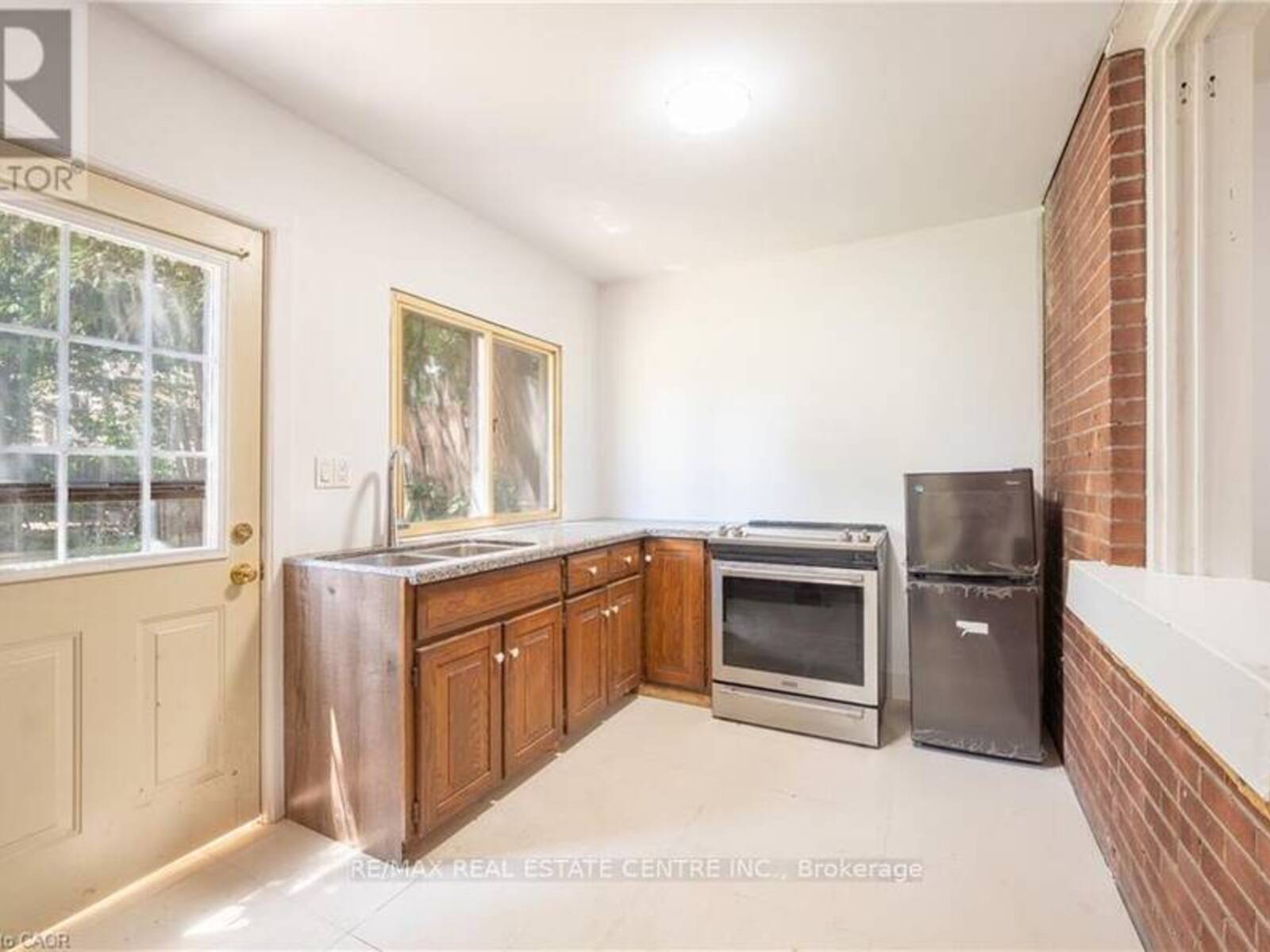 1274 BARTON STREET E, Hamilton, Ontario L8H 2W1