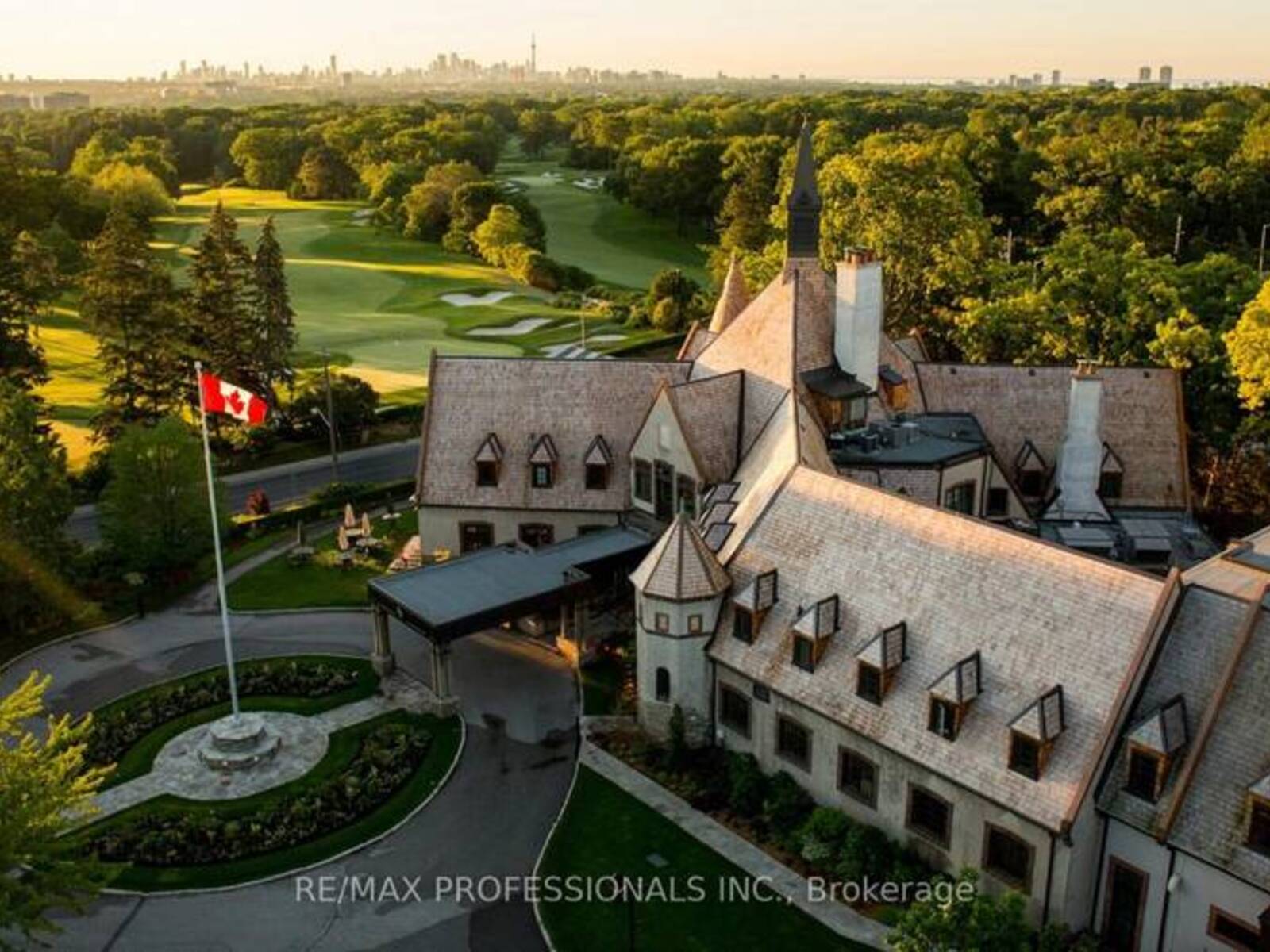10 WOODMERE COURT, Toronto, Ontario M9A 3J1
