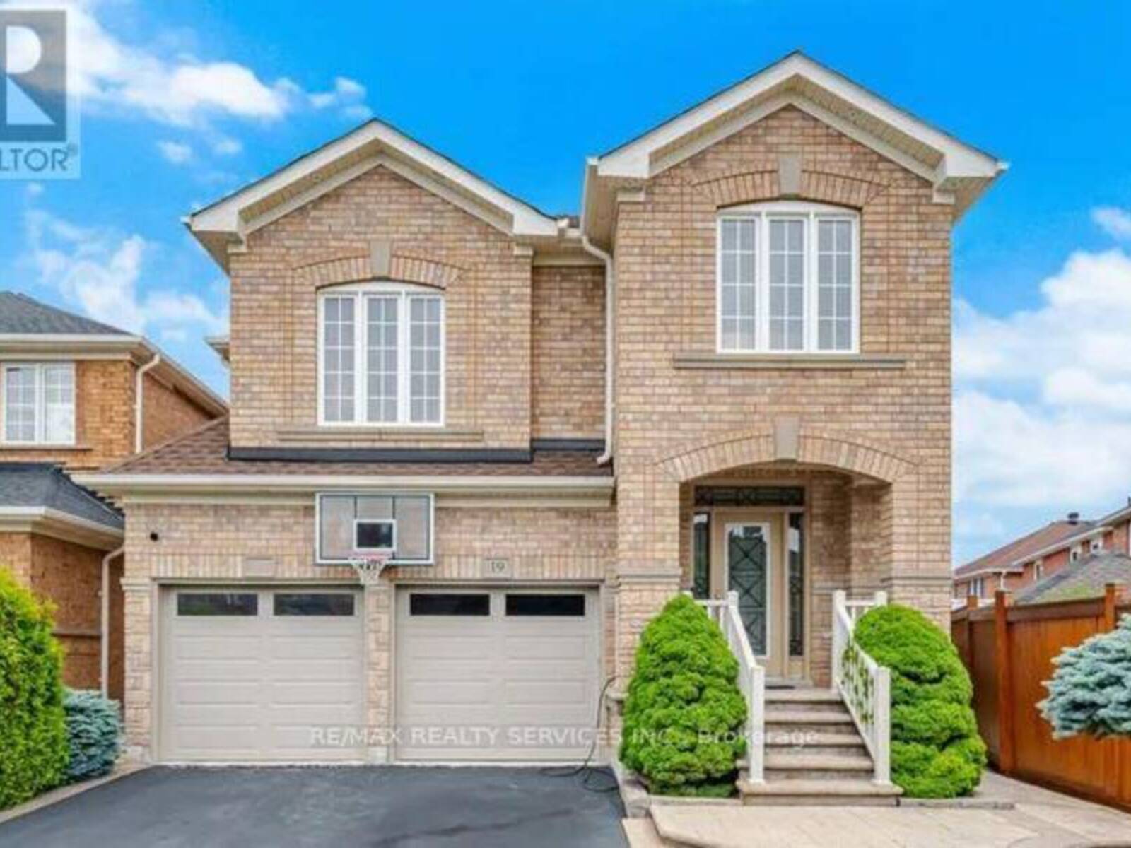 19 THORNBUSH BOULEVARD, Brampton, Ontario L7A 0K5