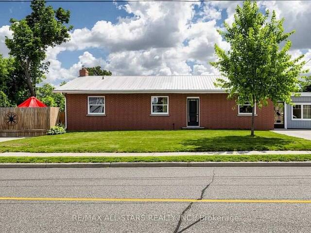 43 TORONTO STREET N Uxbridge Ontario, L9P 1E6 - 6 Bedrooms Waterfront Home For sale