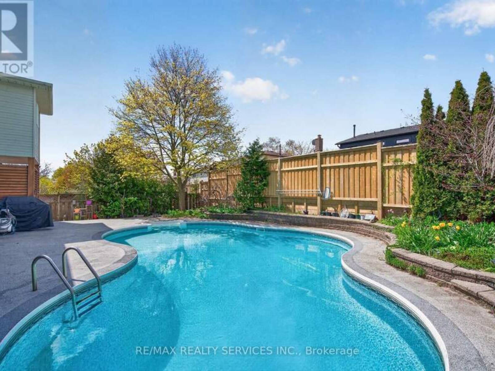 2 DUNBAR DRIVE, Whitby, Ontario L1N 6R7