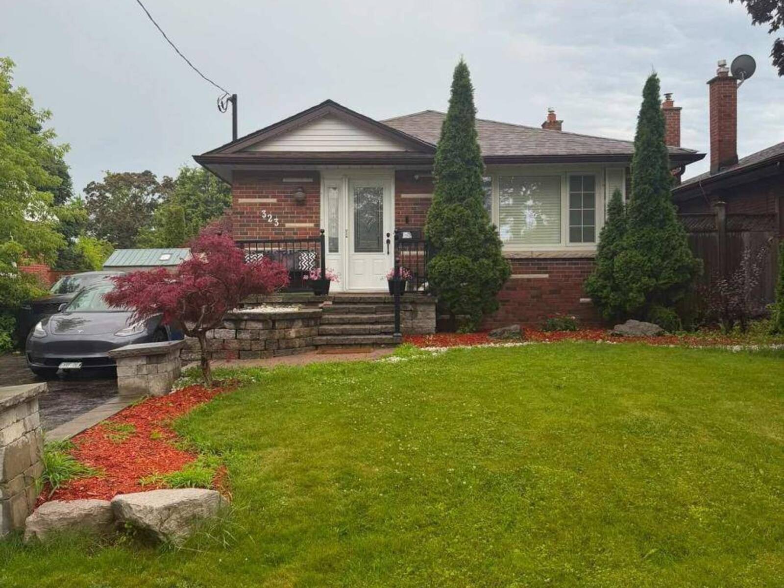 323 RIDGEWAY AVENUE, Oshawa, Ontario L1J 2T9
