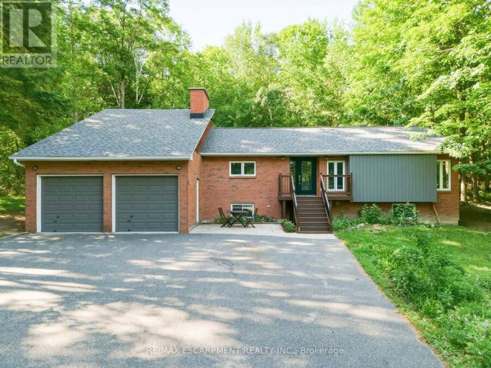 1060 GOLDEN BEACH ROAD, Bracebridge, Ontario P1L 1W8