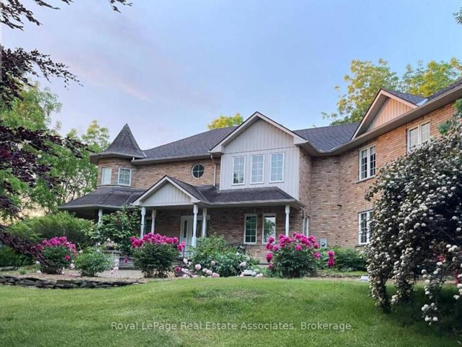 86 RIDGE ROAD E, Grimsby, Ontario L3M 4E7
