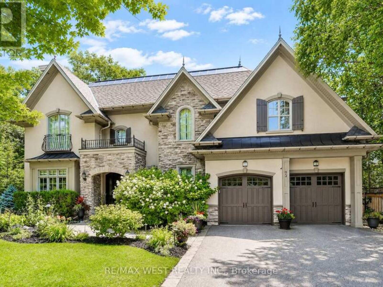 92 PINETREE WAY, Mississauga, Ontario L5G 2R1