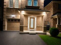 52 HOLLINGSWORTH CIRCLE Brampton Ontario, L7A 0J7