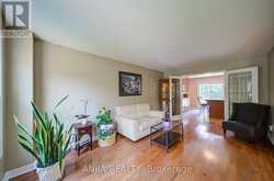 54 MEYER CIRCLE | Markham Ontario | Slide Image Four
