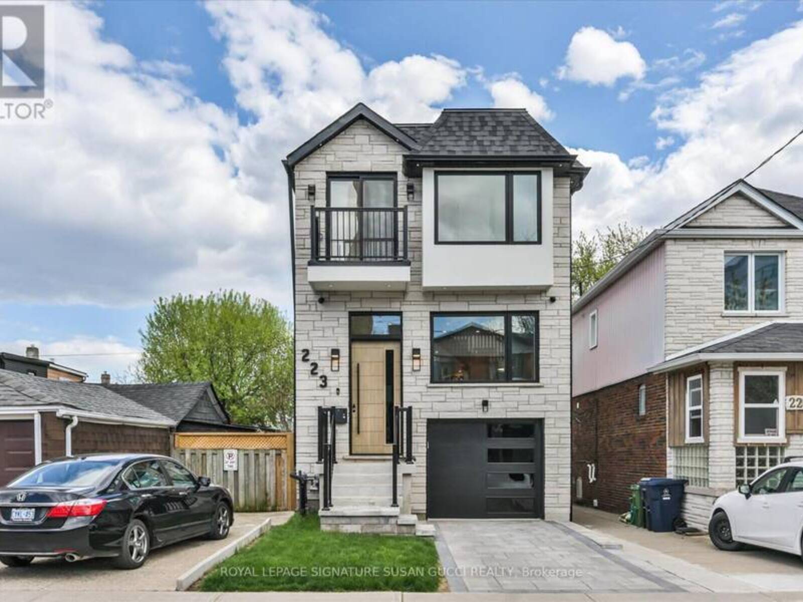 223 QUEENSDALE AVENUE, Toronto, Ontario M4C 2B1