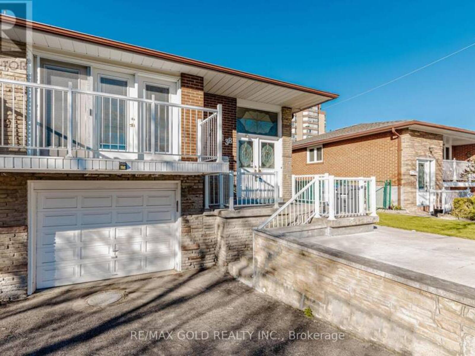38 ACHILL CRESCENT, Mississauga, Ontario L5B 1L1