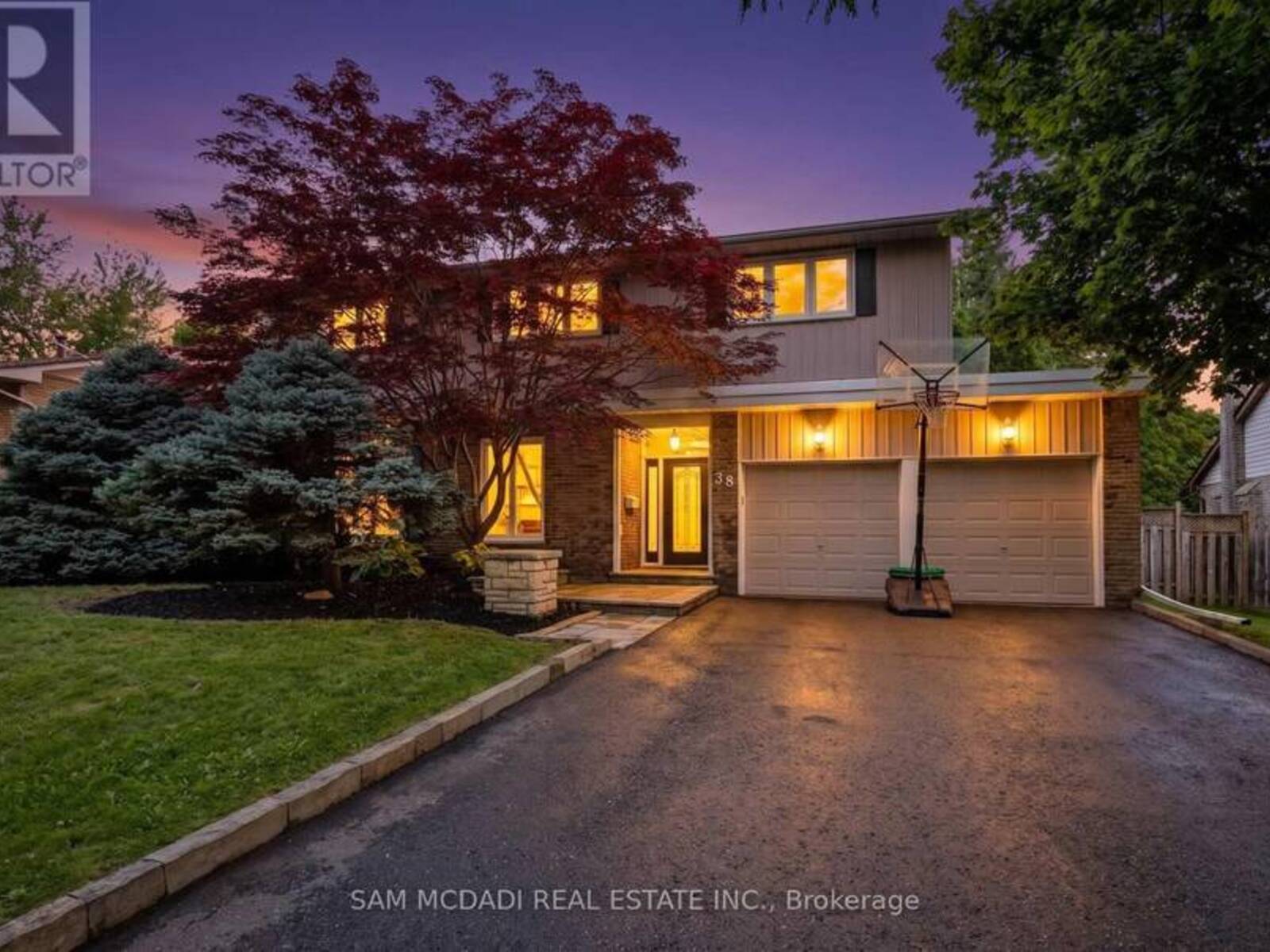 38 KENNINGHALL BOULEVARD, Mississauga, Ontario L5N 1J4