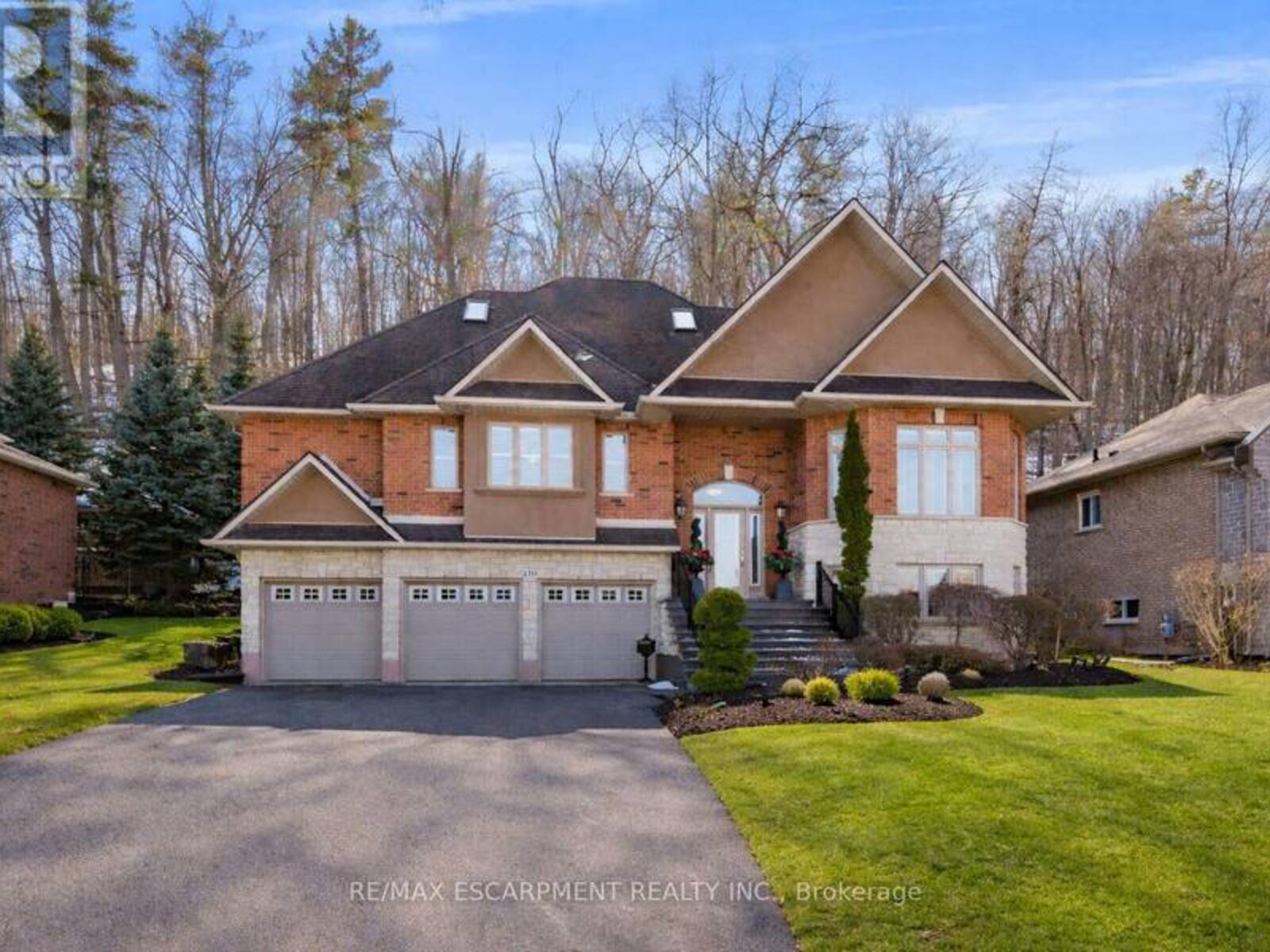 130 DORCHESTER DRIVE, Grimsby, Ontario L3M 1A8