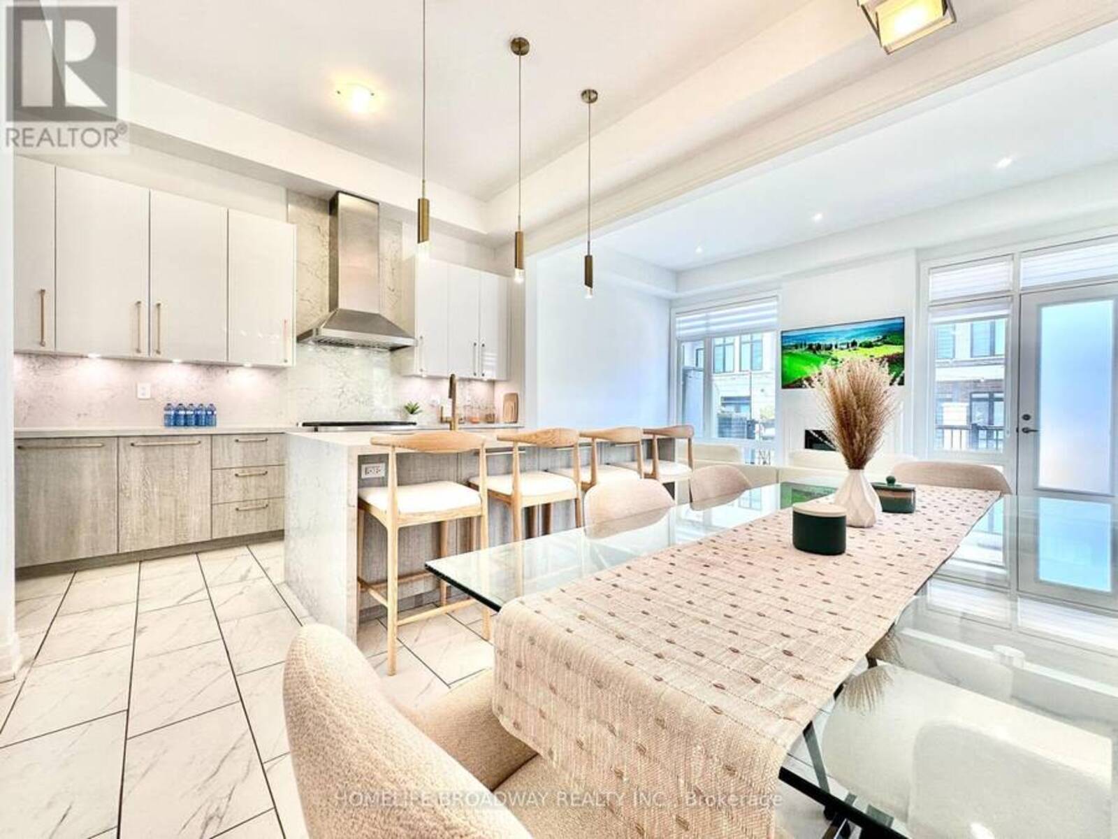 300 KING ROAD, Richmond Hill, Ontario L4E 1H4