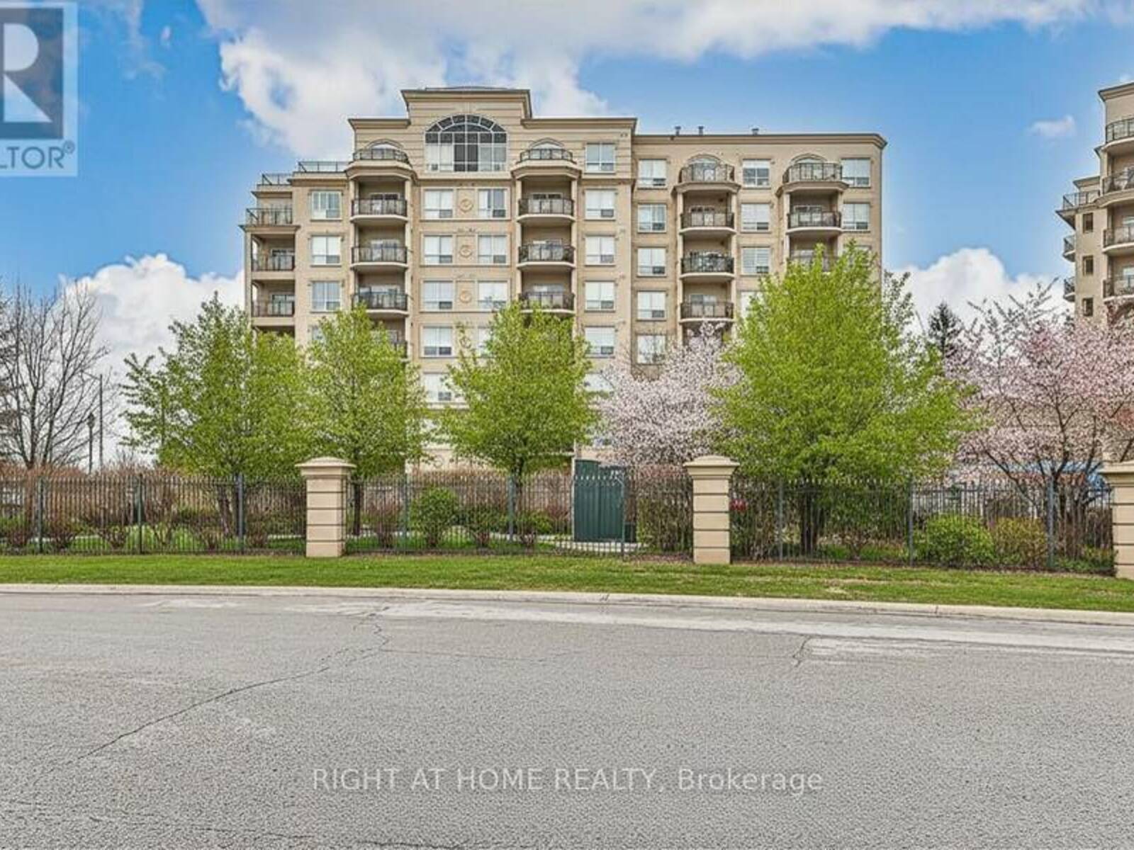 305 - 8 MAISON PARC COURT, Vaughan, Ontario L4J 9K5