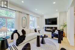 7 COSSAR DRIVE | Aurora Ontario | Slide Image Eight
