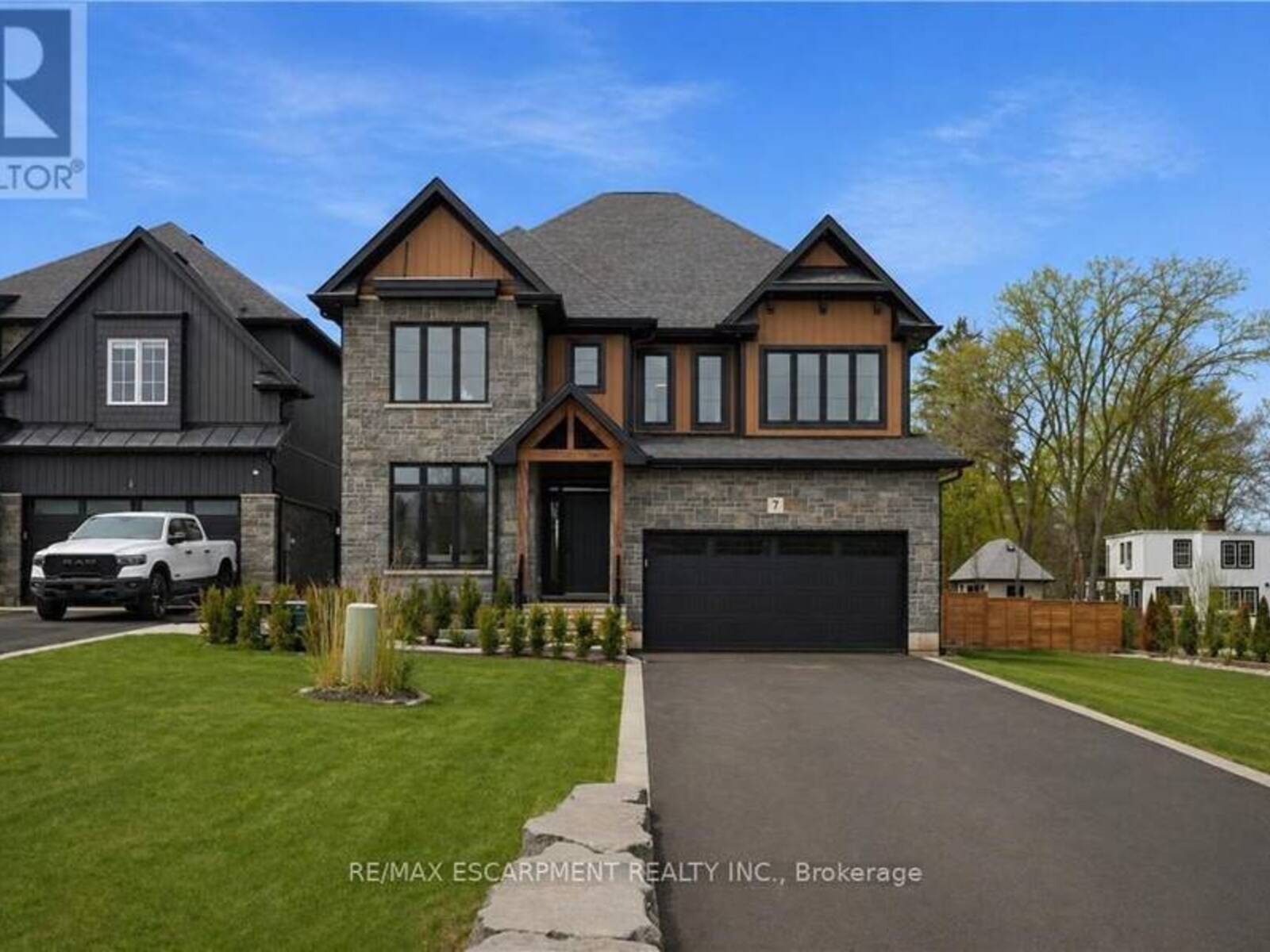 7 BARTLETT AVENUE, Grimsby, Ontario L3M 5N7