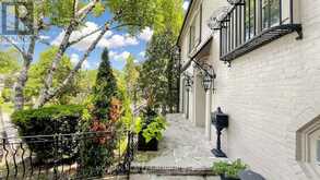 27 STRATHGOWAN CRESCENT | Toronto Ontario | Slide Image Four