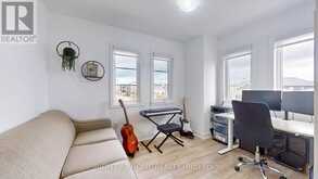 1 PUMPKIN CORNER CRESCENT | Barrie Ontario | Slide Image Ten