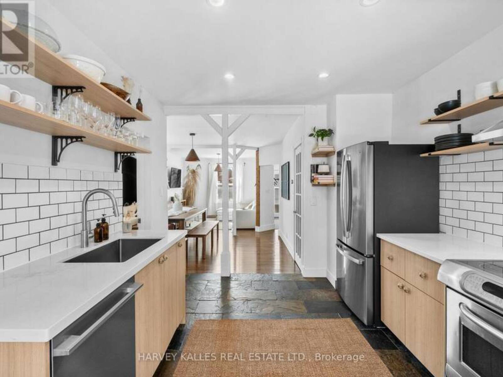 14 MANITOBA STREET, Toronto, Ontario M8Y 1C7