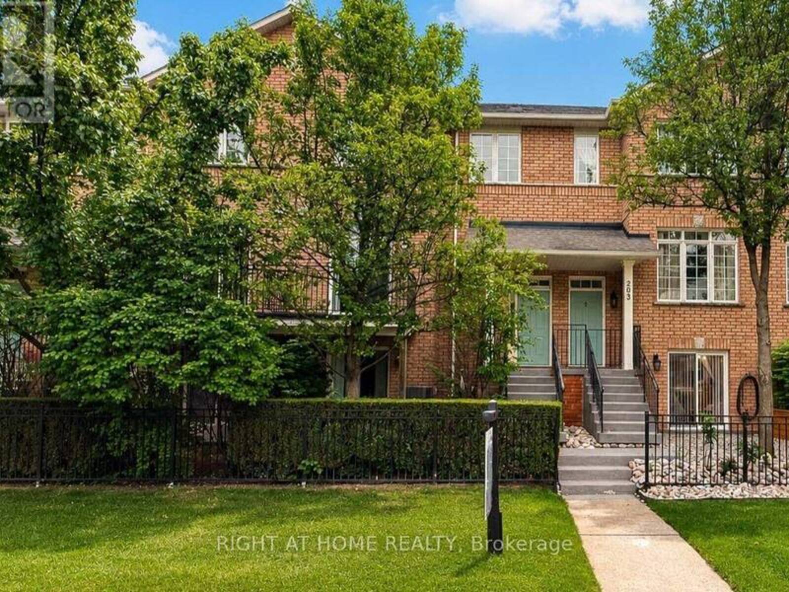 204 - 23 OBSERVATORY LANE, Richmond Hill, Ontario L4C 0M7